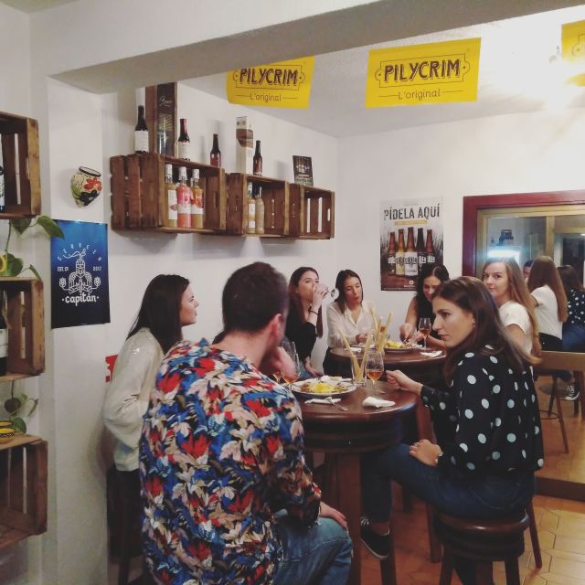 Córdoba: Local Wine Tasting Evening - Four pours, four different lessons