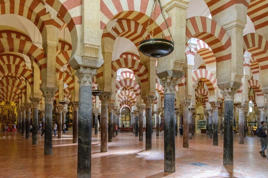 Córdoba: Mosque-Cathedral and Alcazar Tour - Timing, meeting point, and the shape of the walk