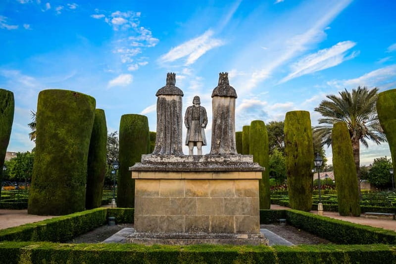 Córdoba: Mosque-Cathedral, Jewish Quarter and Alcázar Tour - Walking through Córdoba’s Jewish Quarter