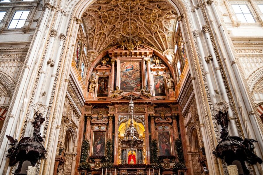 Córdoba: Skip-the-Line Great Mosque-Cathedral History Tour - Inside the former mosque