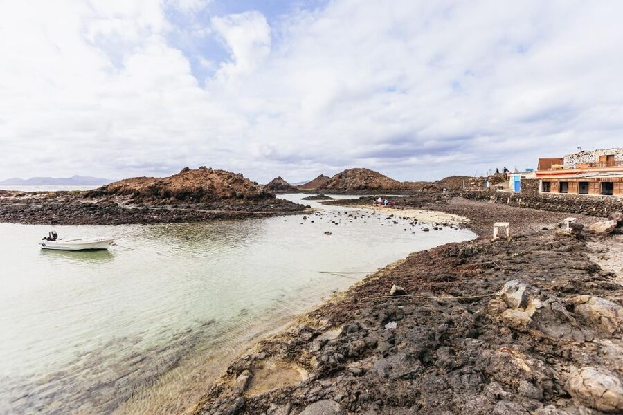 Corralejo: Lobos Island Catamaran Tour with Drinks & Snorkel - Paella, drinks, and a relaxed hour aboard
