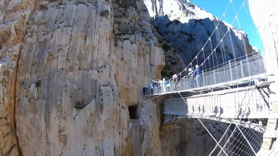 El Chorro: Caminito del Rey Gorge Route Guided Walking Tour - The first cliffside sections