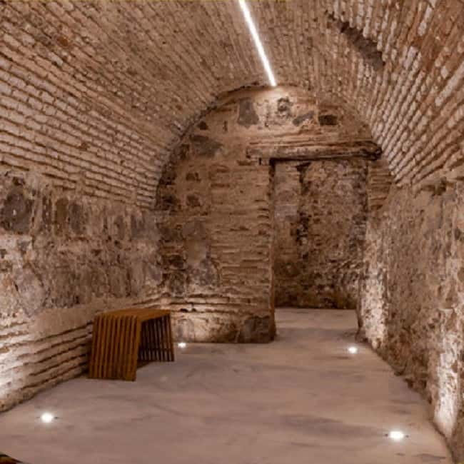 English Tour “TOLEDO ALL IN ONE” - Teatro de Rojas and the Posada de la Hermandad
