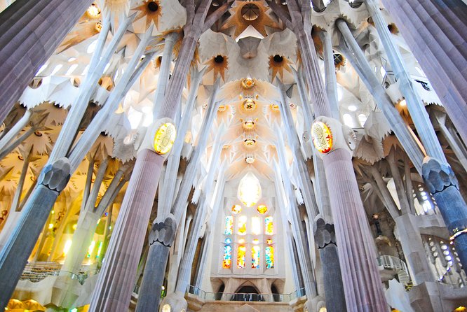 Fast Track Sagrada Familia & Park Guell the best of Gaudí - How the bilingual guide affects the pace