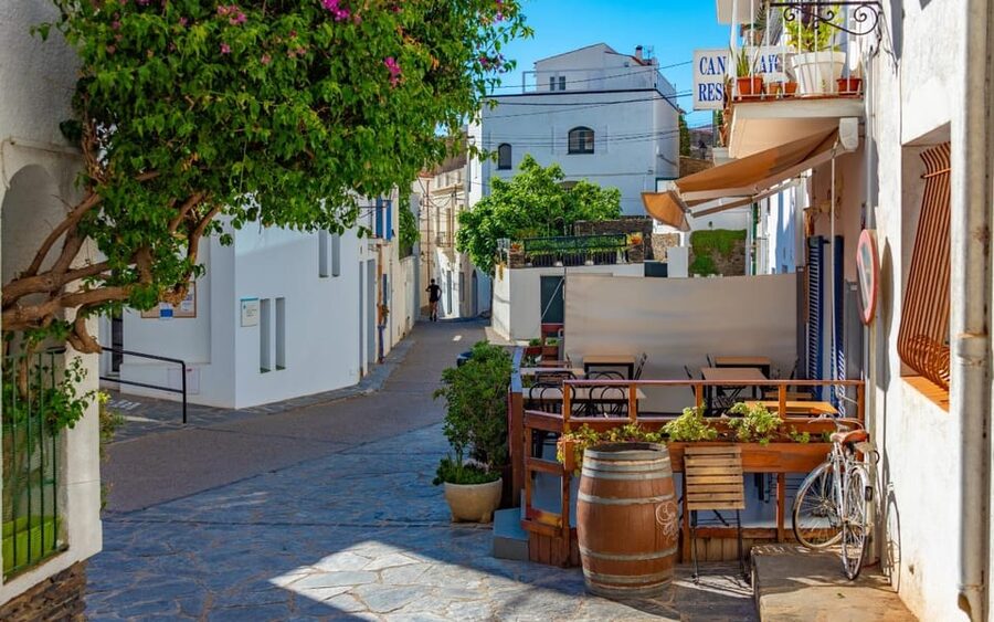 From Barcelona: Girona, Figueres, Dalí Museum, and Cadaqués - Girona: medieval lanes and a fast first look