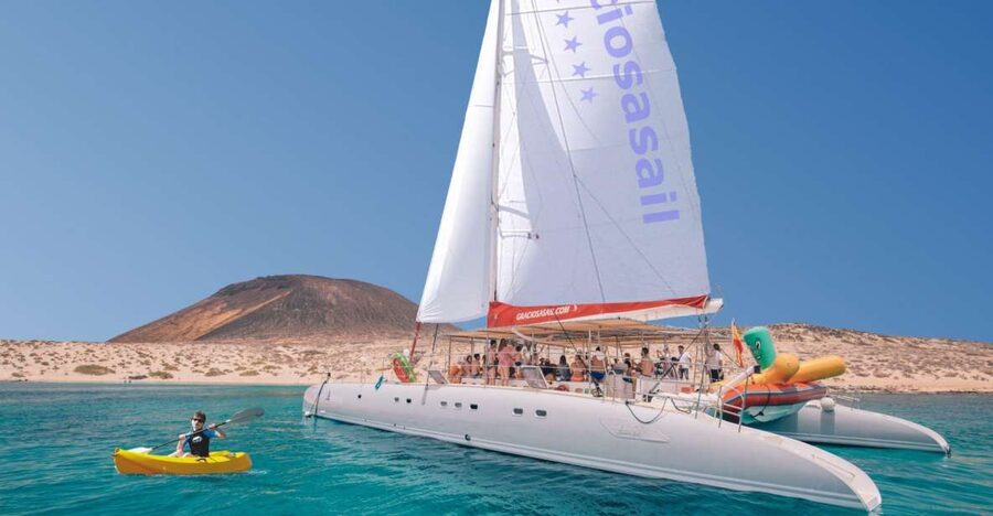 From Lanzarote: Sailing Day Trip Around La Graciosa - Why La Graciosa makes a fine day at sea