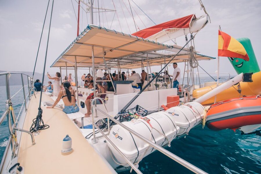From Lanzarote: Sailing Day Trip Around La Graciosa - Sailing along La Graciosa’s southern coast