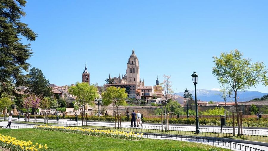 From Madrid: Segovia Tour with Cathedral and Alcazar Entry - The climb to the Alcázar