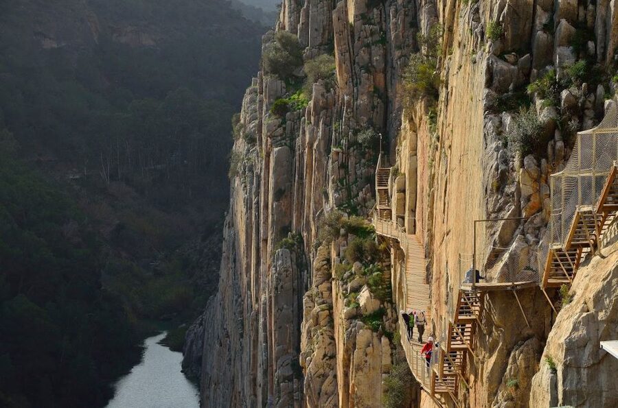 From Málaga: Caminito del Rey Small-Group Tour with Picnic - Walking through the Caminito del Rey