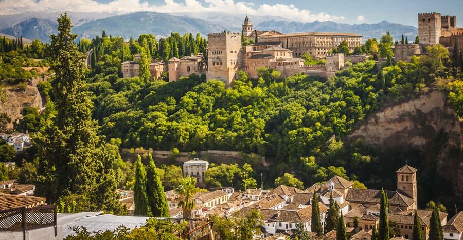 From Malaga: Day Trip to Alhambra by Bus with Entry Tickets - Why this Malaga day trip works