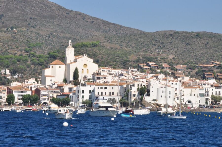 From Roses: Catamaran Cruise Cap Norfeu - Cadaqués - Life on board the Magic catamaran