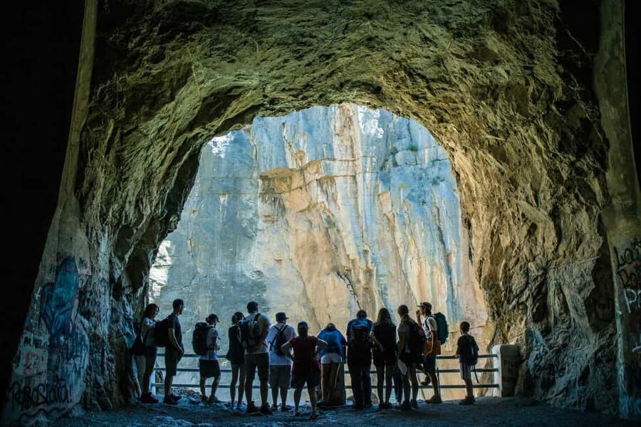From Valencia: Montanejos Guided Hike with Natural Pools - Guides, group rhythm, and what to expect on the trail