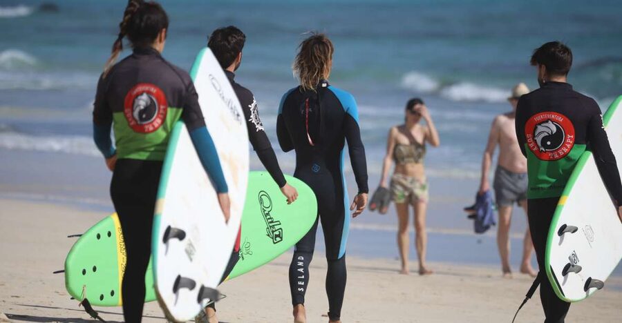 Fuerteventura : Corralejo Surf Lesson - Beach theory before the board reaches the water