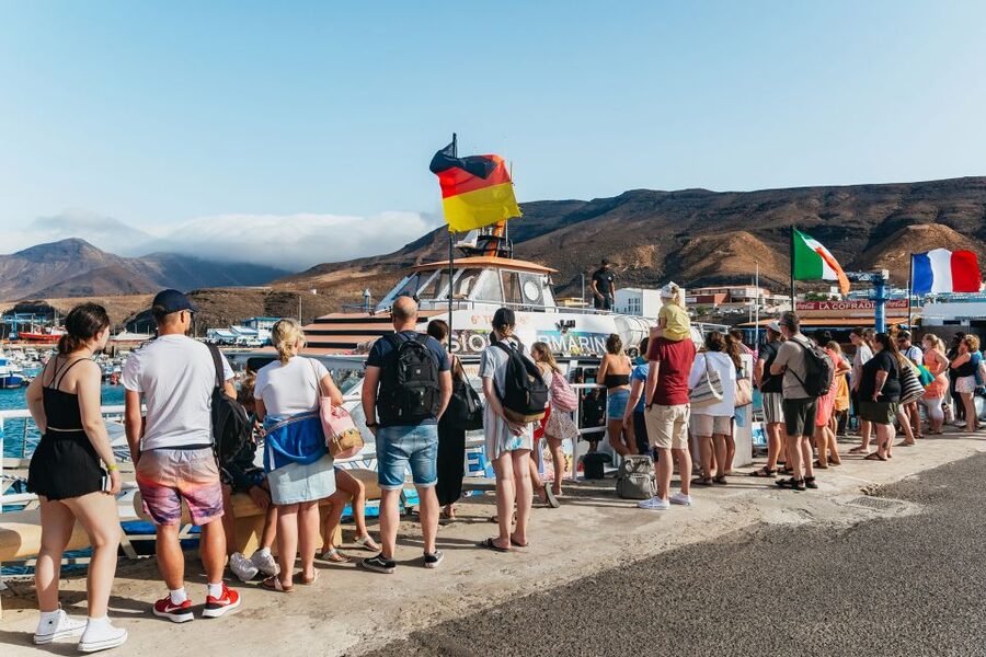 Fuerteventura: Glass Bottom Boat Cruise with Lunch & Drinks - Paella lunch with an open-sea view