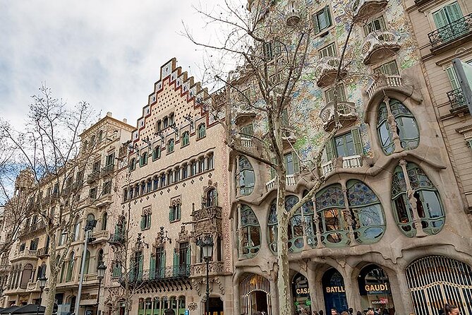 Gaudi & Sagrada Familia Donation-Based Tour in English - Palau Güell and the start of a famous partnership