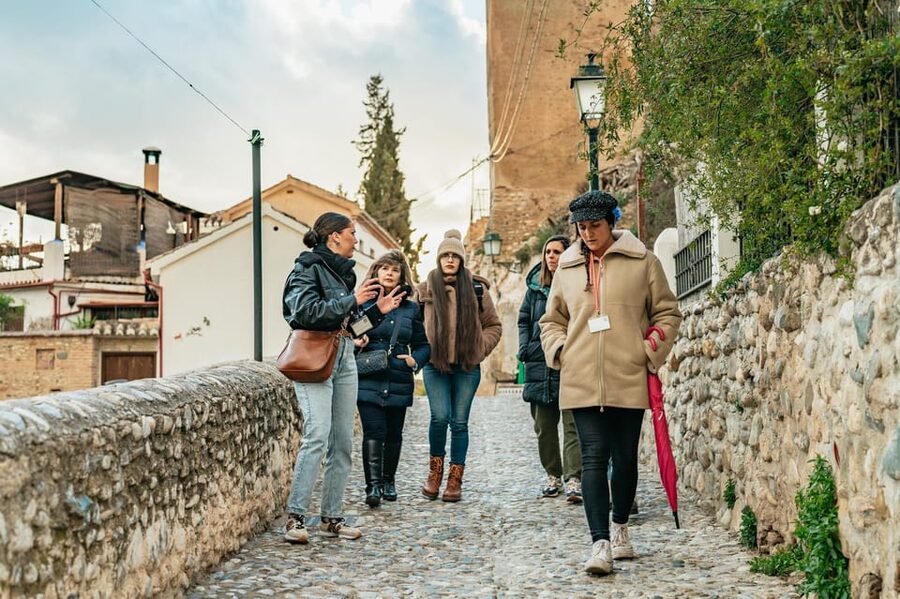 Granada: Albaicín and Sacromonte Guided Sunset Walking Tour - Starting in Plaza Nueva and entering Albaicín