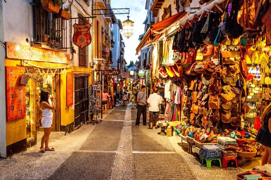 Granada: Albayzin and Sacromonte Walking Tour - Reading the Albayzín’s narrow streets