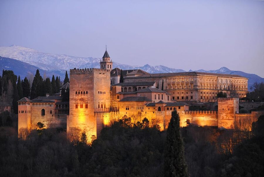 Granada: Alhambra and Generalife Garden Ticket & Guided Tour - Why the Alhambra needs a guide