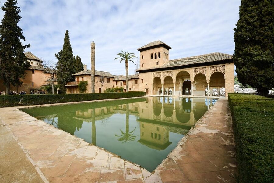 Granada: Alhambra and Generalife Garden Ticket & Guided Tour - Generalife Gardens: an hour among water and flowers