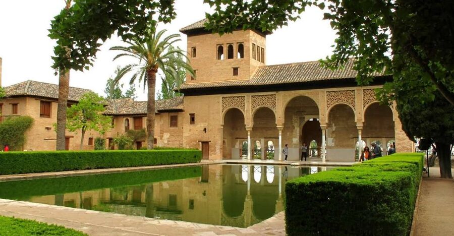 Granada: Alhambra and Generalife Gardens Guided Tour - Meeting the guide under the orange umbrella