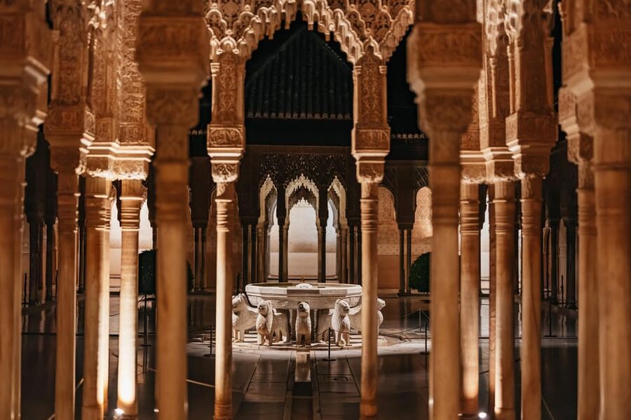Granada: Alhambra and Nasrid Palaces Guided Tour at Night - Why the Alhambra works so well at night