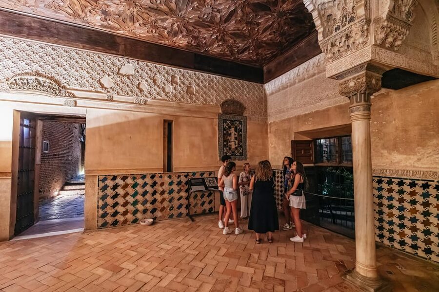 Granada: Alhambra and Nasrid Palaces Guided Tour at Night - Palace of Carlos V: a sharp change in style
