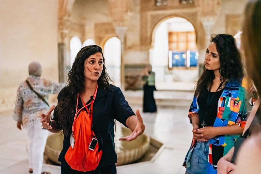 Granada: Alhambra and Nasrid Palaces Guided Tour at Night - The Nasrid Palaces after dark