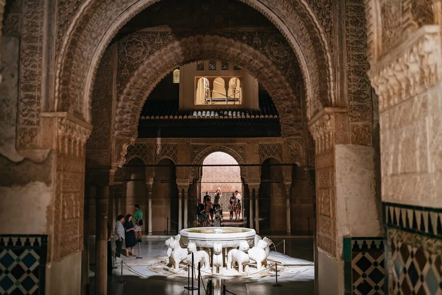 Granada: Alhambra and Nasrid Palaces Guided Tour at Night - What the guide adds to the visit