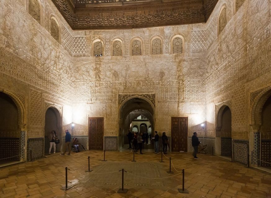 Granada: Alhambra and Nasrid Palaces Private Tour - Why a private guide helps at the Alhambra