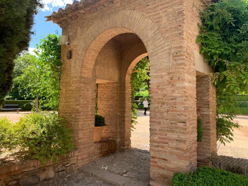 Granada: Alhambra Complex Guided Tour with Ticket - The Nasrid Palaces and the art of royal display