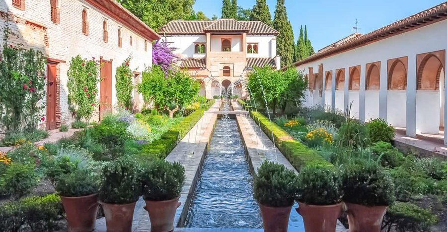 Granada: Alhambra Gardens and Generalife Ticket - Crowds, shade, and the feel of the visit