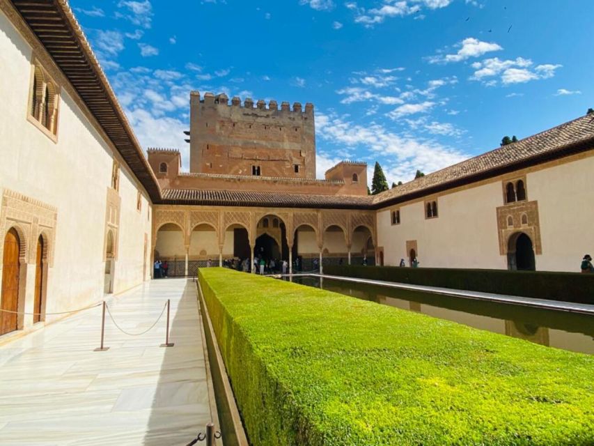 Granada: Alhambra Guided Tour with Nasrid Palaces - Why the Alhambra works best with a guide