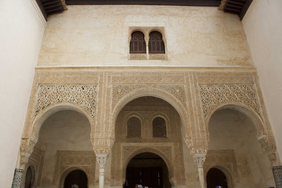 Granada: Alhambra Guided Tour with Nasrid Palaces - Weather and walking can shape the day