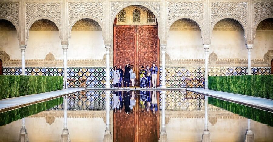 Granada: Alhambra & Nasrid Palaces Small Group Guided Tour - Why the Alhambra works better with a guide