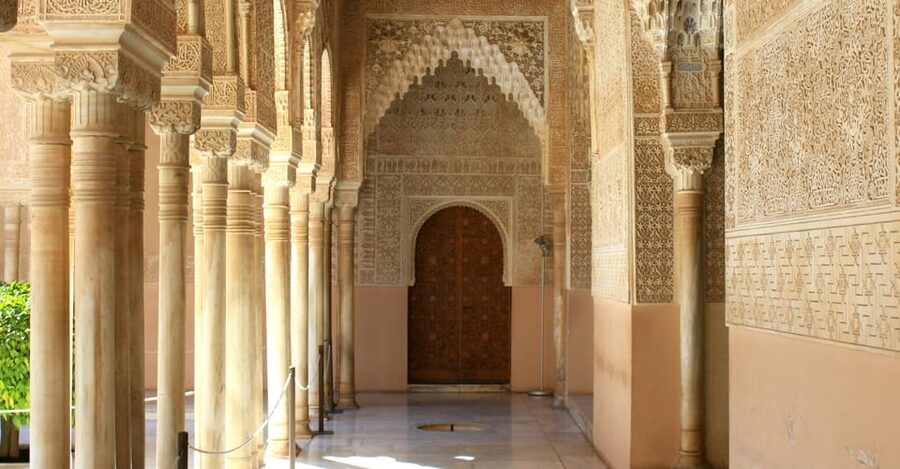 Granada: Alhambra & Nasrid Palaces Small Group Guided Tour - Details that make the visit memorable