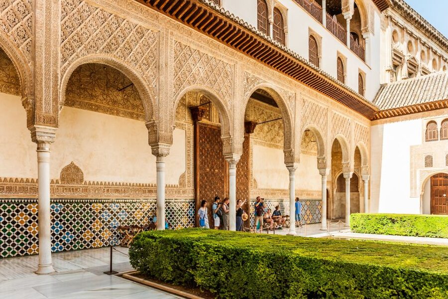 Granada: Alhambra & Nasrid Palaces Tour with Tickets - Meeting your guide at Granada’s hilltop monument