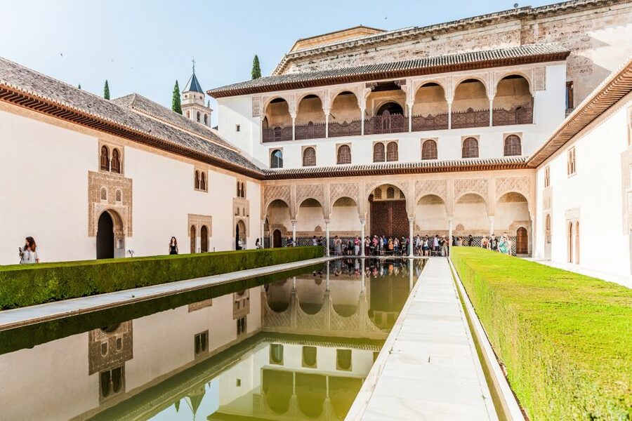 Granada: Alhambra & Nasrid Palaces Tour with Tickets - Views, fountains, tiles, and time for photographs