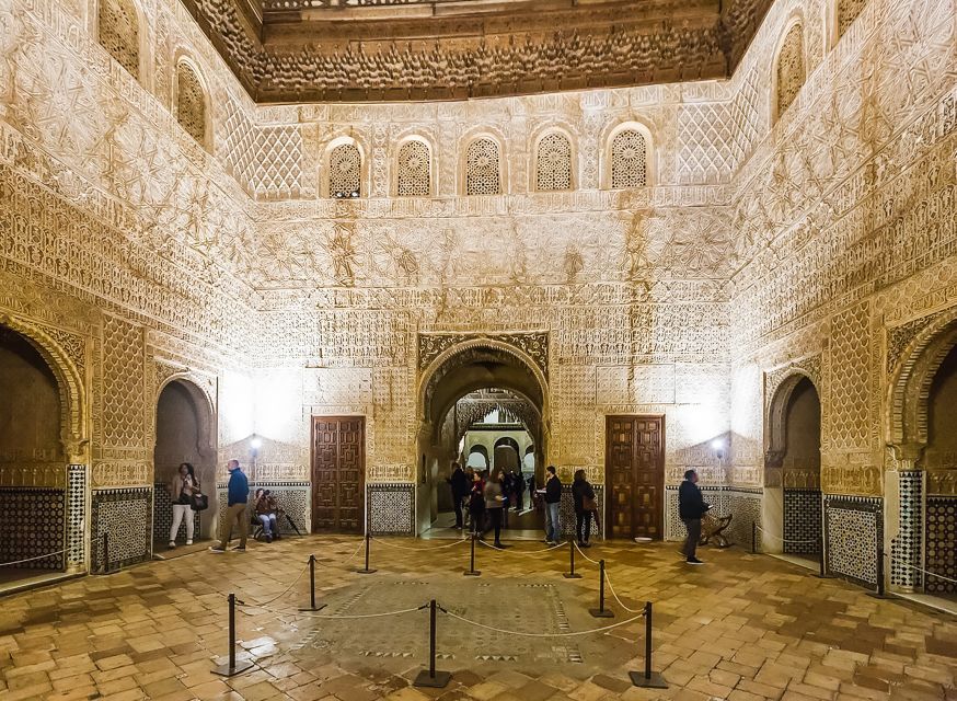 Granada: Alhambra & Nasrid Palaces Tour with Tickets - Group size, language, and the three-hour pace