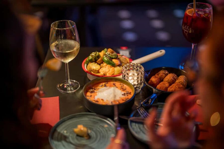 Granada: Flamenco Show with Dinner at Jardines de Zoraya - Dinner in the garden or covered dining area