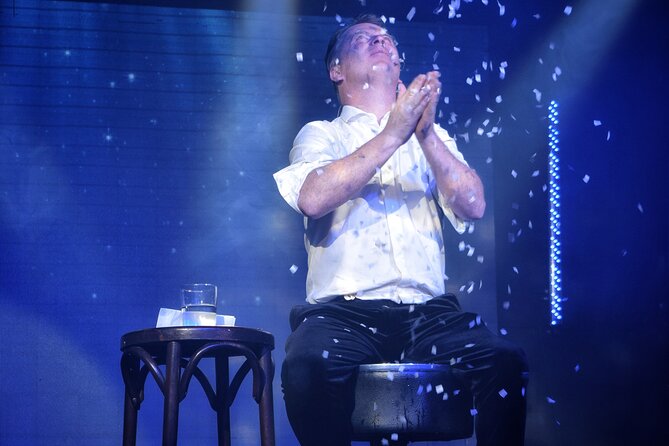 House of Illusion Magic Show with Drinks - Close-up magic before the main performance