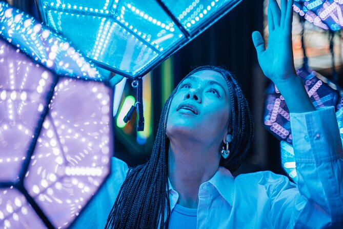 IKONO Barcelona: Immersive Experience - Cyber Punk Street and the futuristic ball pool