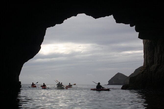 Kayak y snorkell por las mejores calas del Parque Natural Cabo de Gata - Coastal views and explanations from the guides