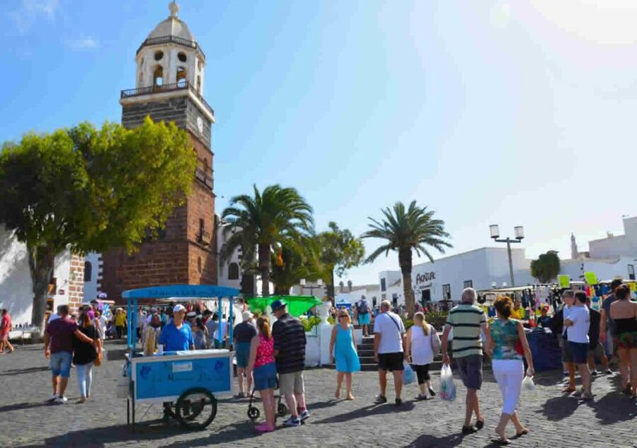 Lanzarote: Teguise Handicraft Market and La Graciosa Island - Teguise Market, two hours among stalls and old lanes
