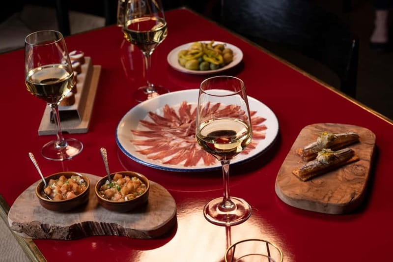 Madrid: Authentic Flamenco at Flamenco de Leones with drink - A small venue with a strong sense of drama