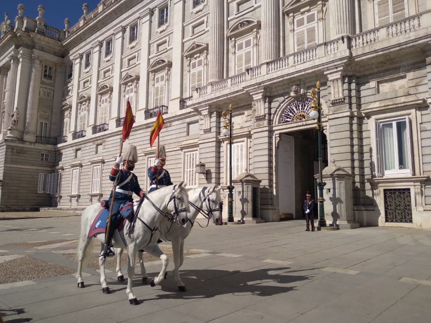 Madrid: City Highlights Guided Walking Tour - What the guide adds to the experience