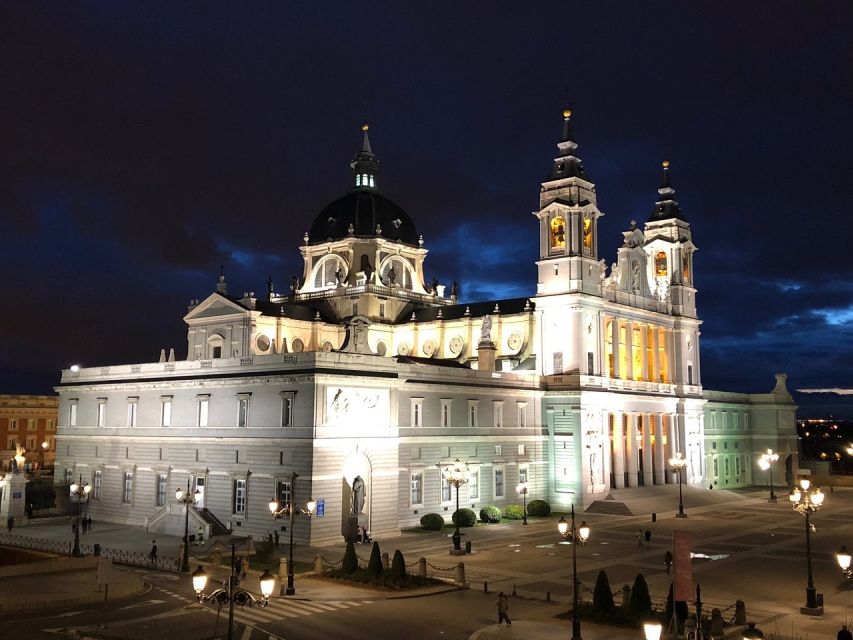 Madrid: Enchanted Evening Walking Tour in Spanish - Key points to know before you book