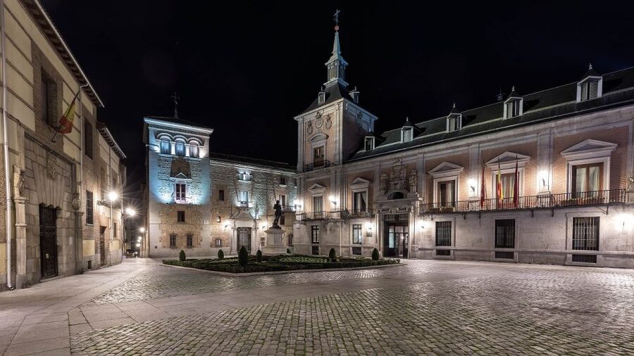 Madrid: Enchanted Evening Walking Tour in Spanish - The Spanish-only format matters
