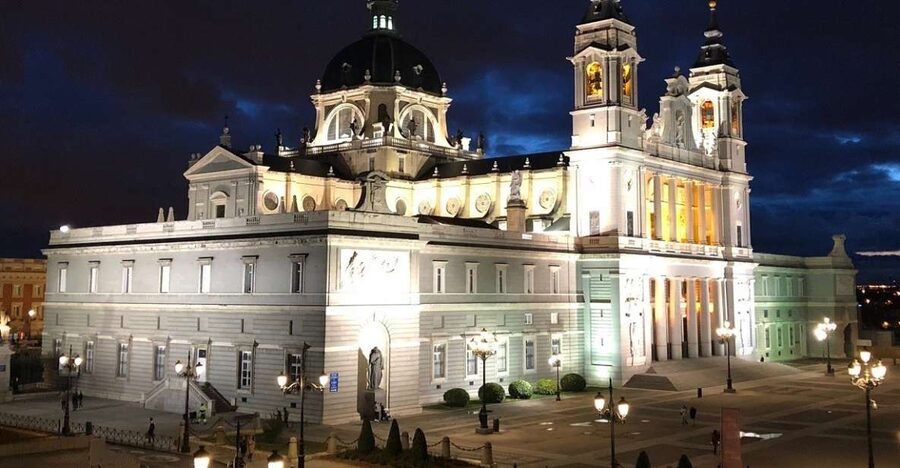 Madrid: Enchanted Evening Walking Tour in Spanish - Why Madrid works so well after sunset