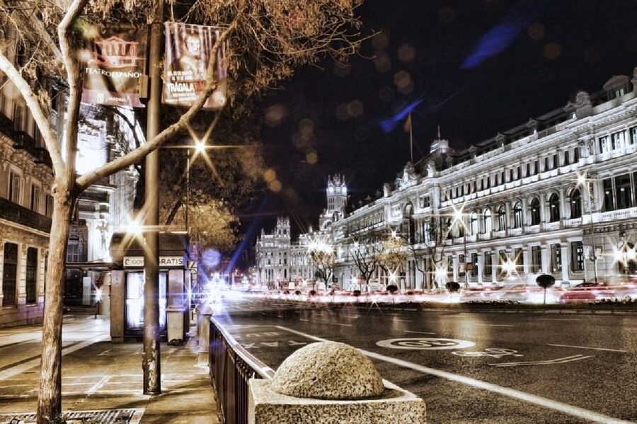 Madrid: Enchanted Evening Walking Tour in Spanish - Plaza de la Villa and Madrid de los Austrias