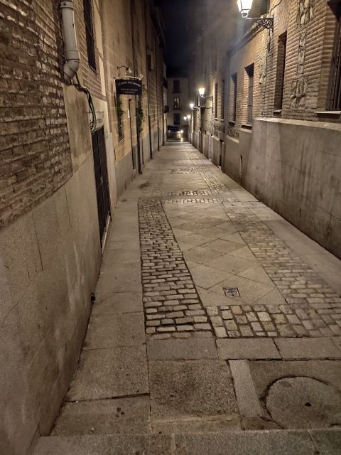 Madrid: Enchanted Evening Walking Tour in Spanish - What the $14 price really gives you